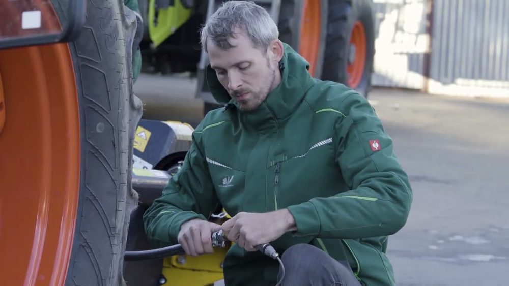 Servisní technik v dílně – záběr z reportáže